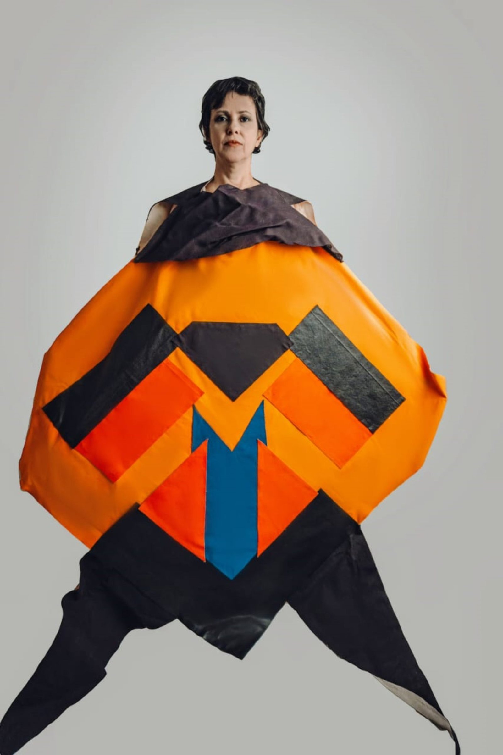 Exposição apresenta esculturas têxteis para proteger os corpos contemporâneos
