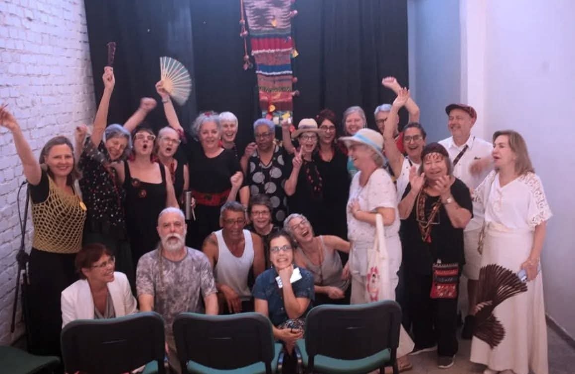 Grupo de pessoas velhas e ativas lança  movimento por direitos, arte e alegria